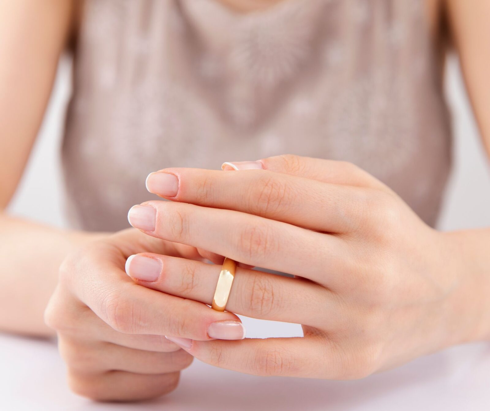 kobieta zastanawiająca się nad sensem małżeństwa i podejmująca o rozwodzie