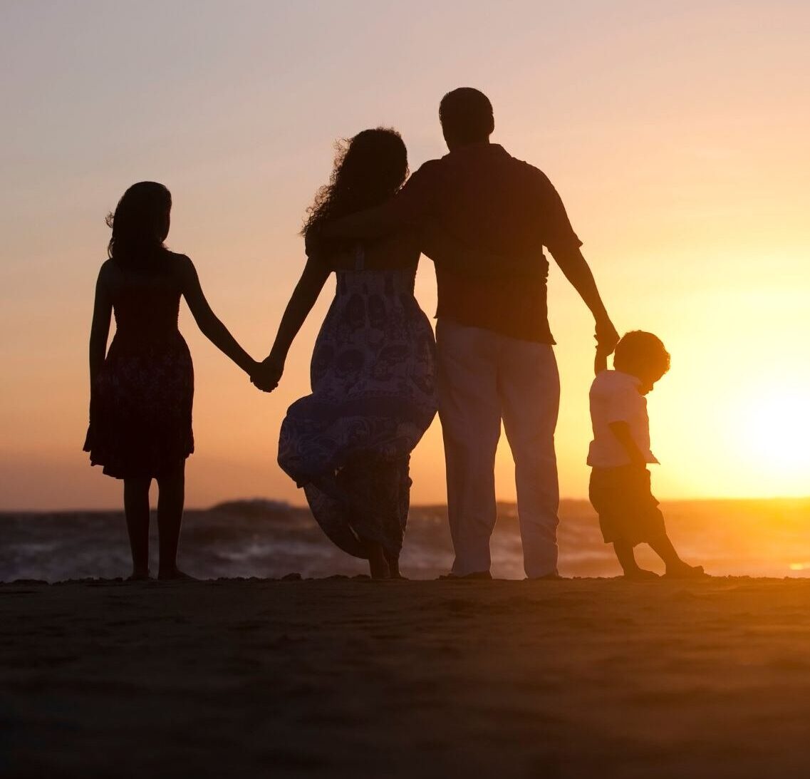 kontakty z dzieckiem po rozwodzie – rodzice z córką i synem