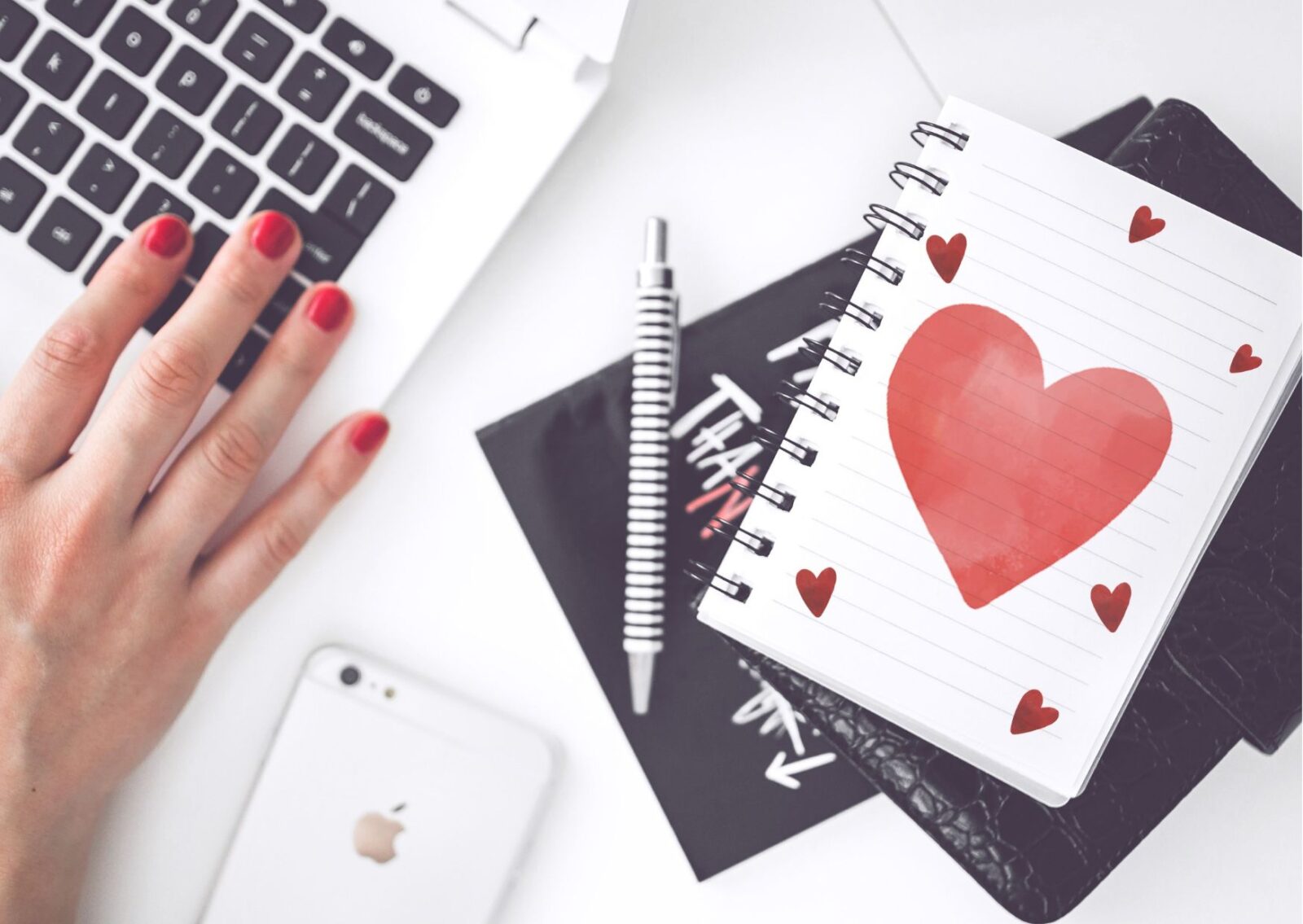 kobieta przegląda portal randkowy